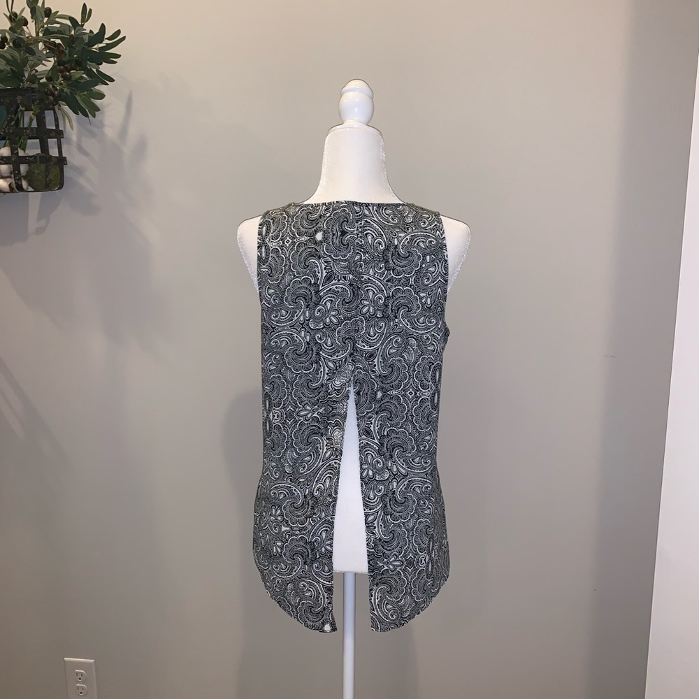 Express Split Back Tank Top - Picture 3 of 4